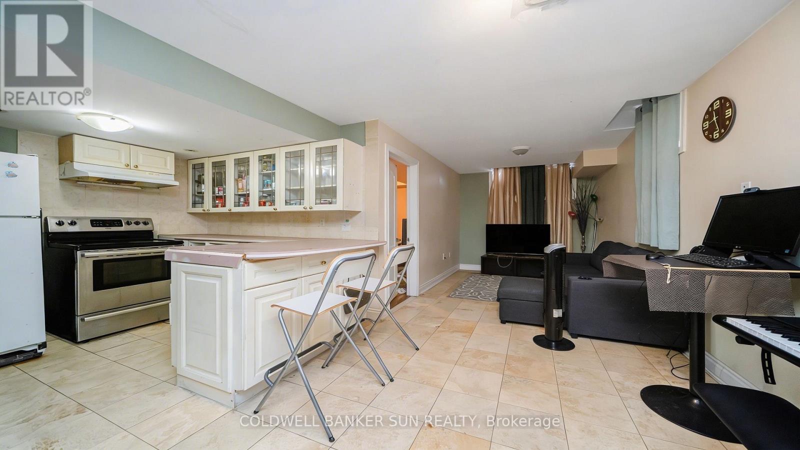 146 CRYSTALVIEW CRESCENT - 34