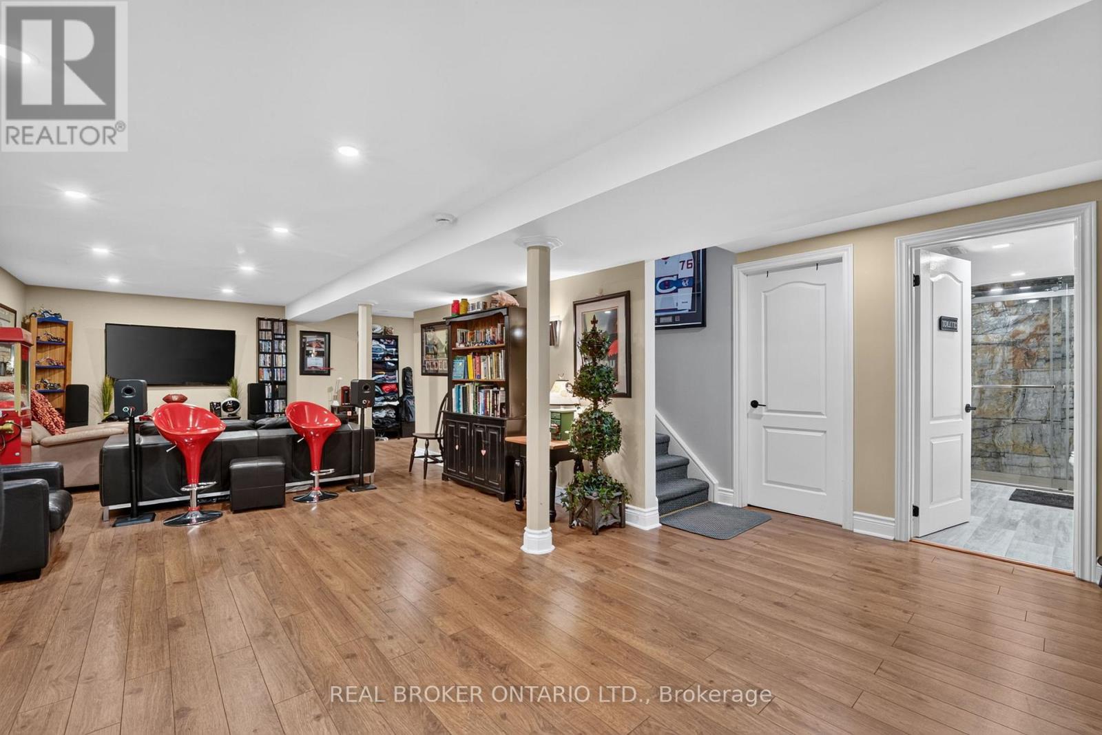 74 HARLEY AVENUE - 32