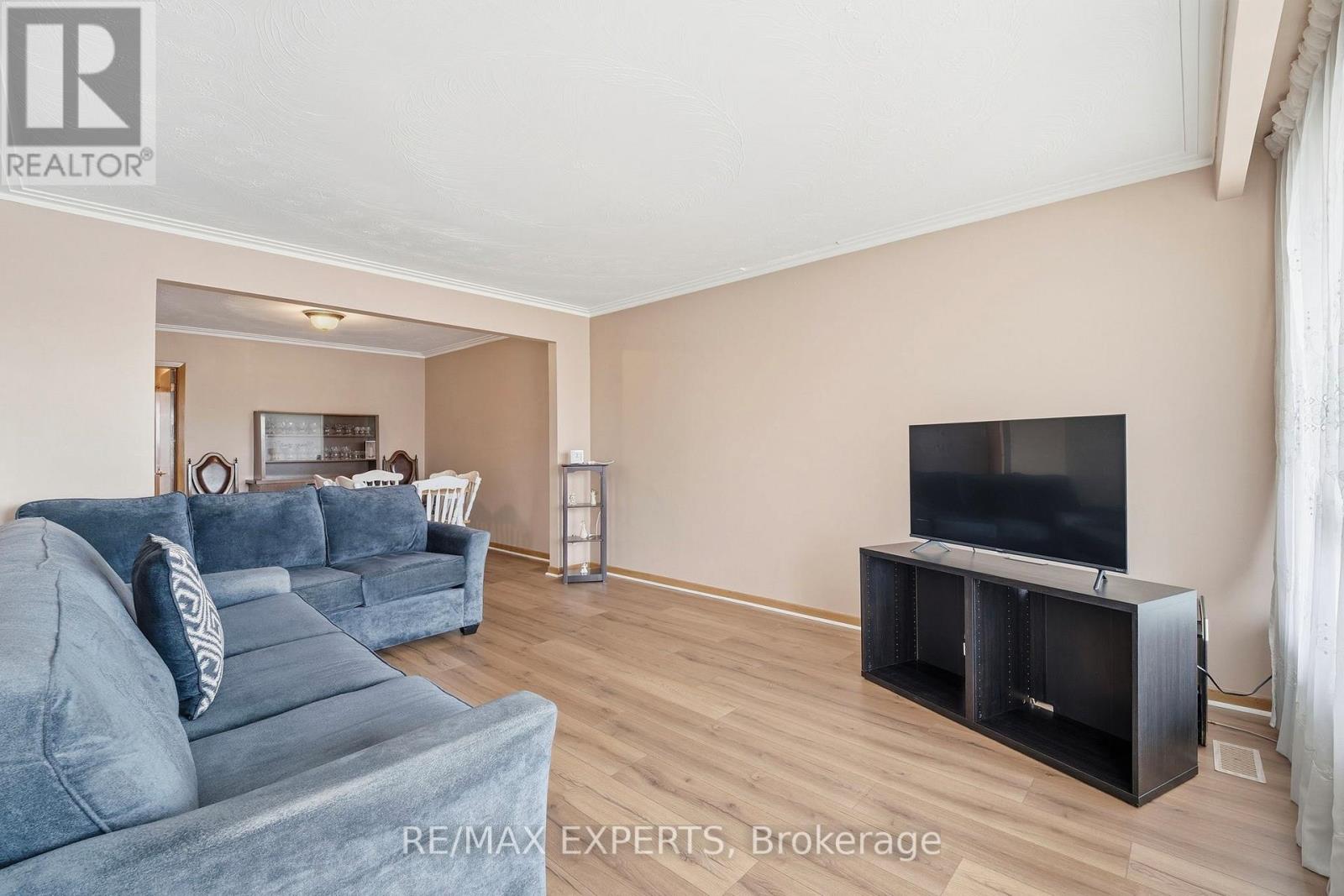 302 HULLMAR DRIVE - 6
