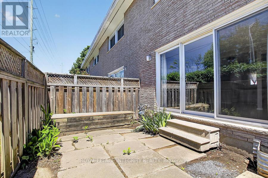 427 MOODIE DRIVE - 28