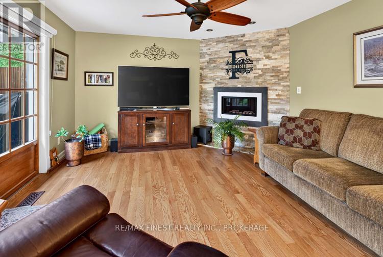 2038 VALLEYVIEW DRIVE - 23