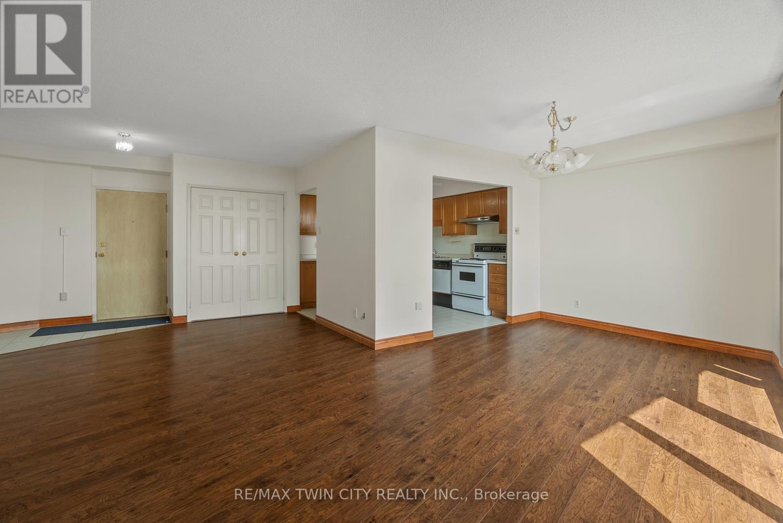 #905 9 BONHEUR COURT - 12