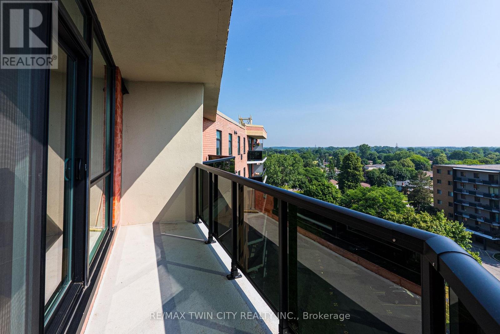 #905 9 BONHEUR COURT - 23