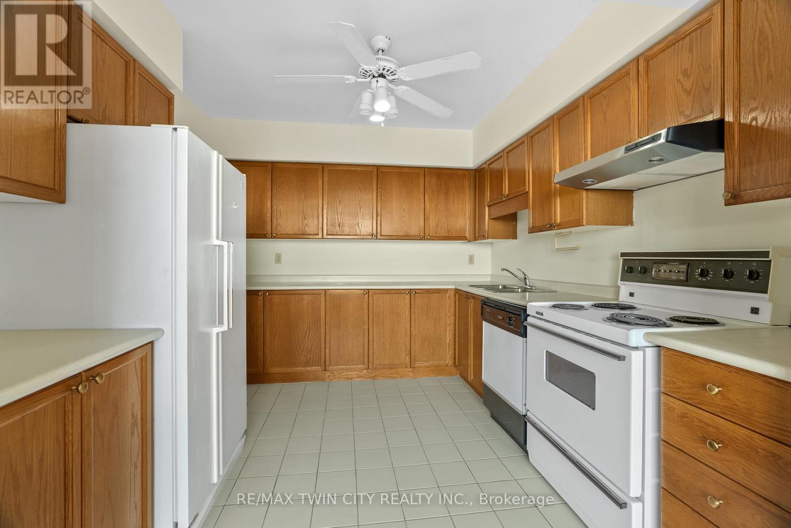 #905 9 BONHEUR COURT - 8