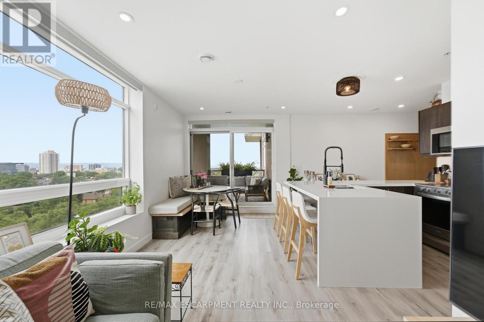 #403 455 CHARLTON AVENUE E - 10