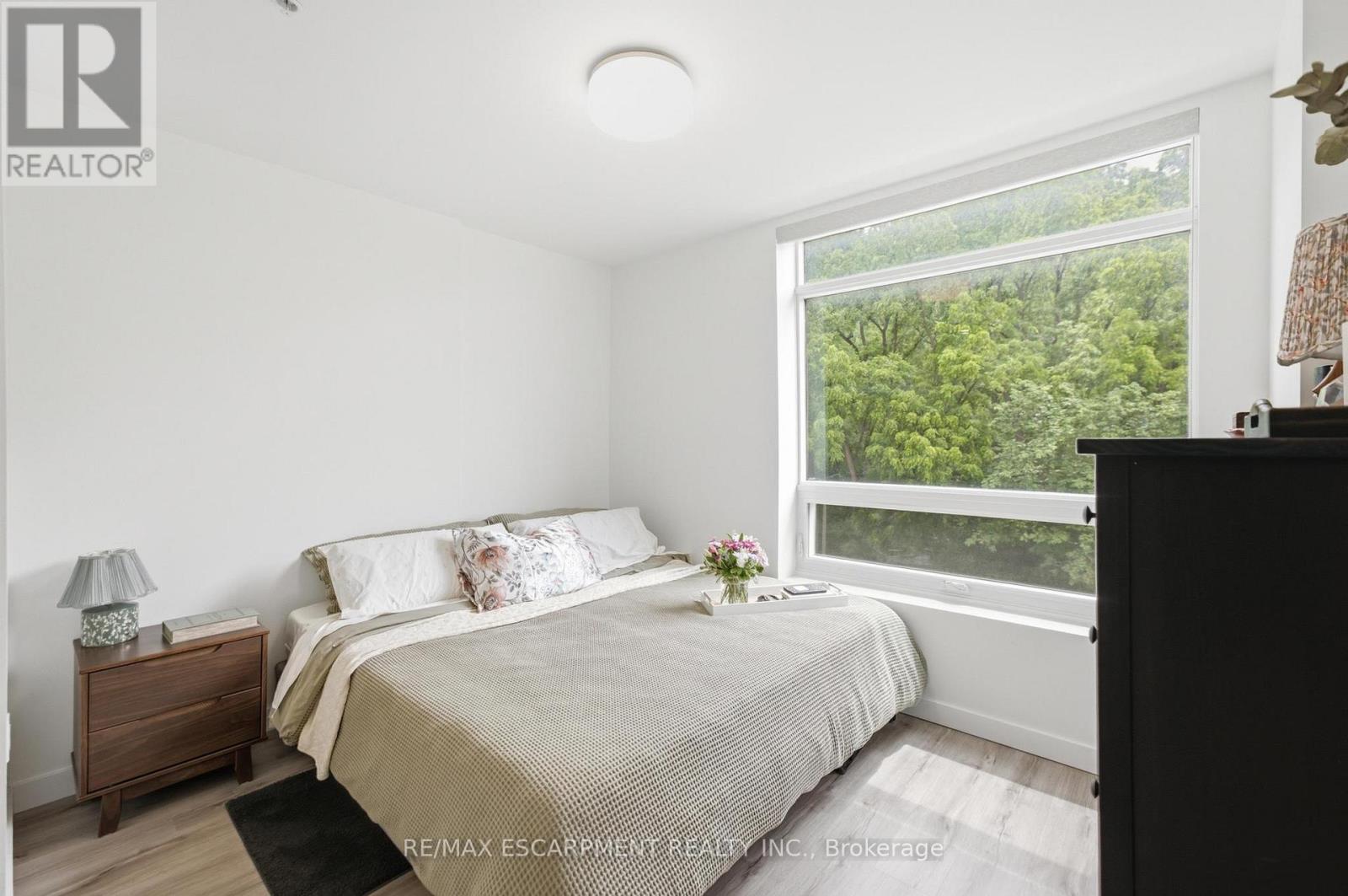 #403 455 CHARLTON AVENUE E - 11