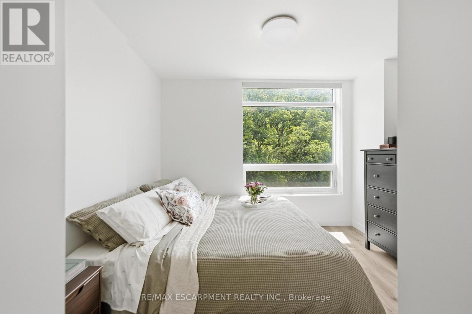 #403 455 CHARLTON AVENUE E - 12