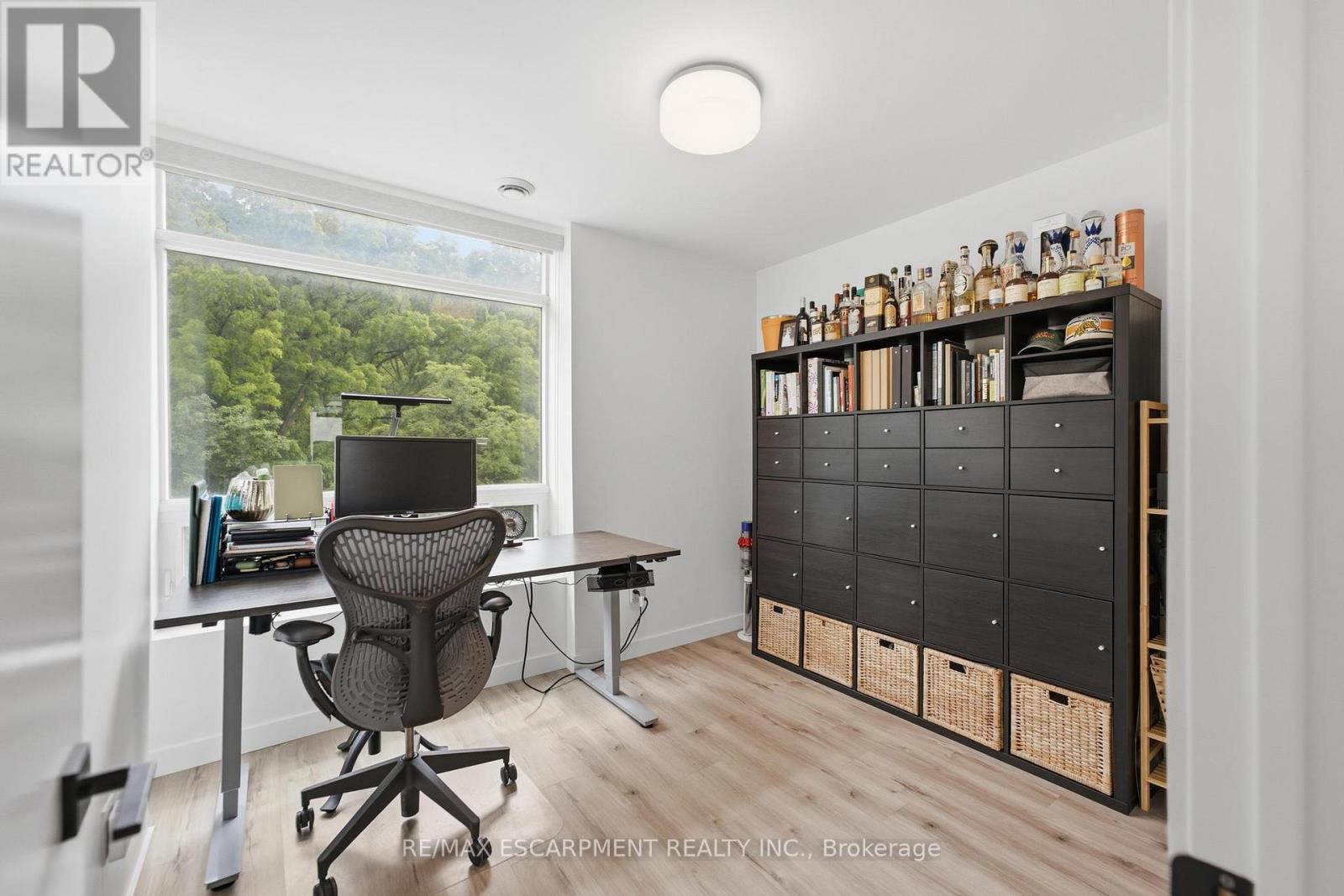 #403 455 CHARLTON AVENUE E - 14
