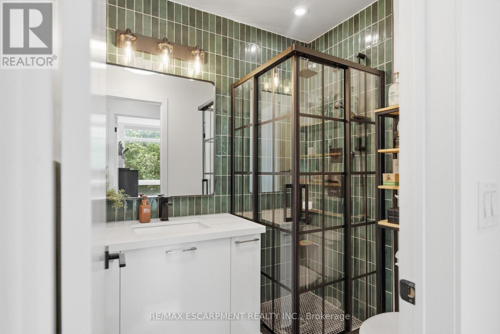 #403 455 CHARLTON AVENUE E - 16