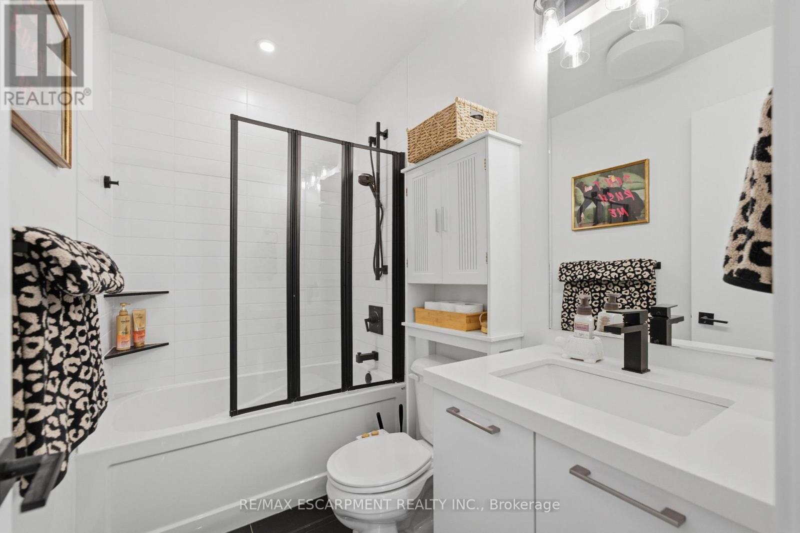 #403 455 CHARLTON AVENUE E - 17