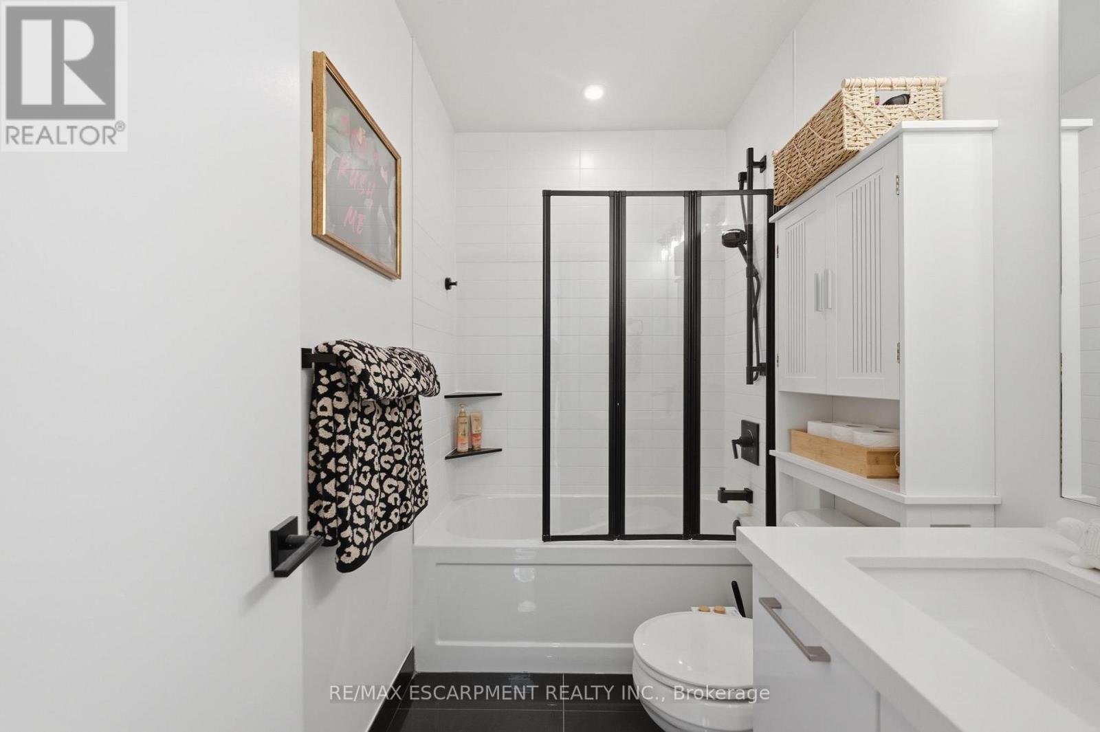 #403 455 CHARLTON AVENUE E - 18