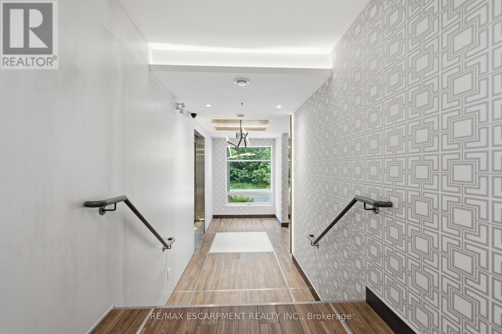 #403 455 CHARLTON AVENUE E - 24