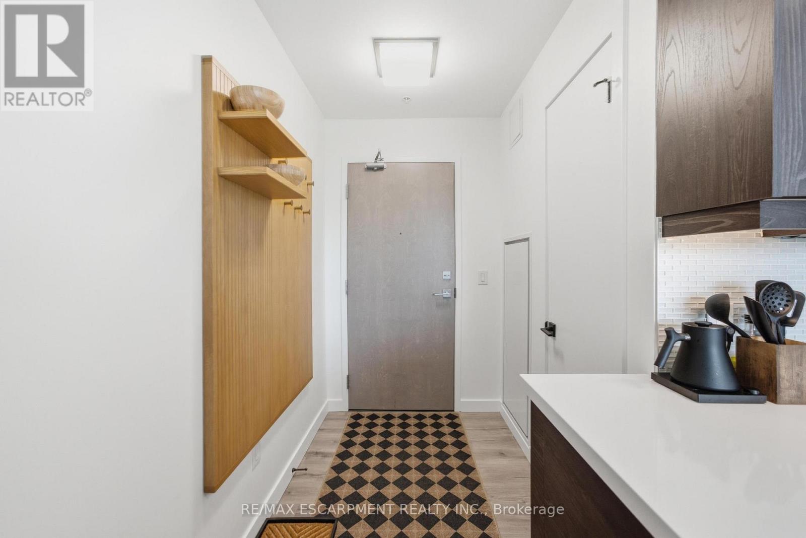 #403 455 CHARLTON AVENUE E - 3