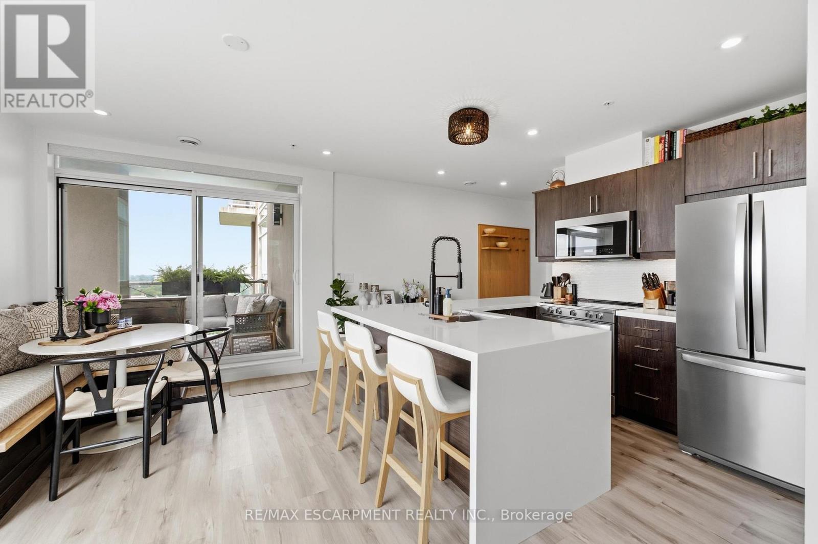 #403 455 CHARLTON AVENUE E - 4