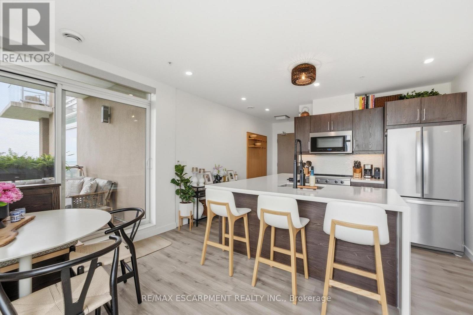 #403 455 CHARLTON AVENUE E - 6