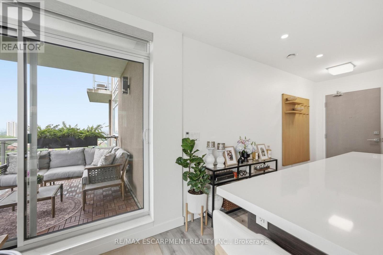 #403 455 CHARLTON AVENUE E - 7