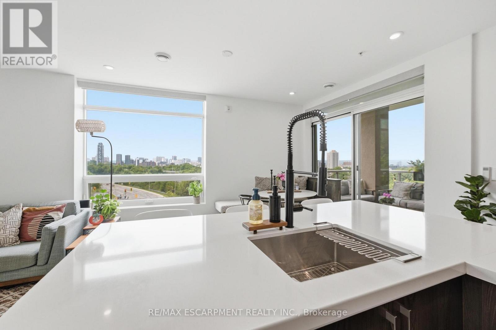 #403 455 CHARLTON AVENUE E - 9