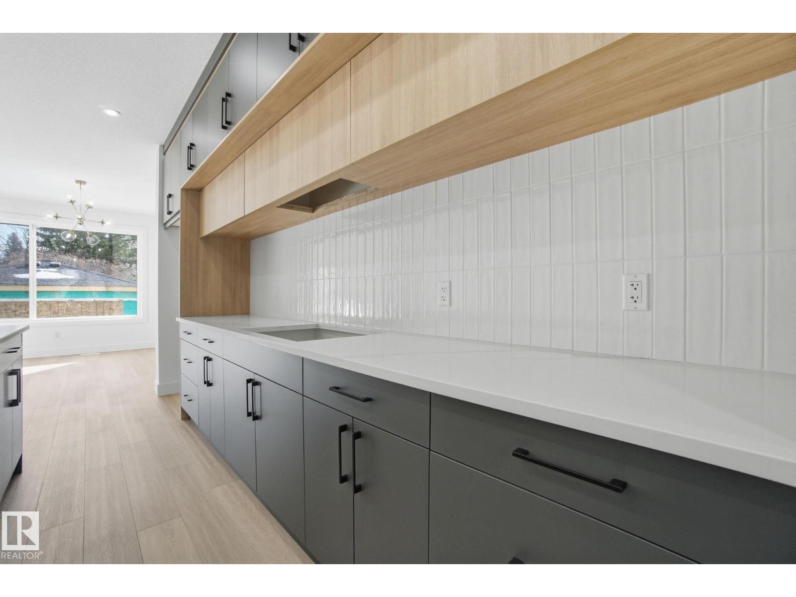 7605 92 AV NW - 12