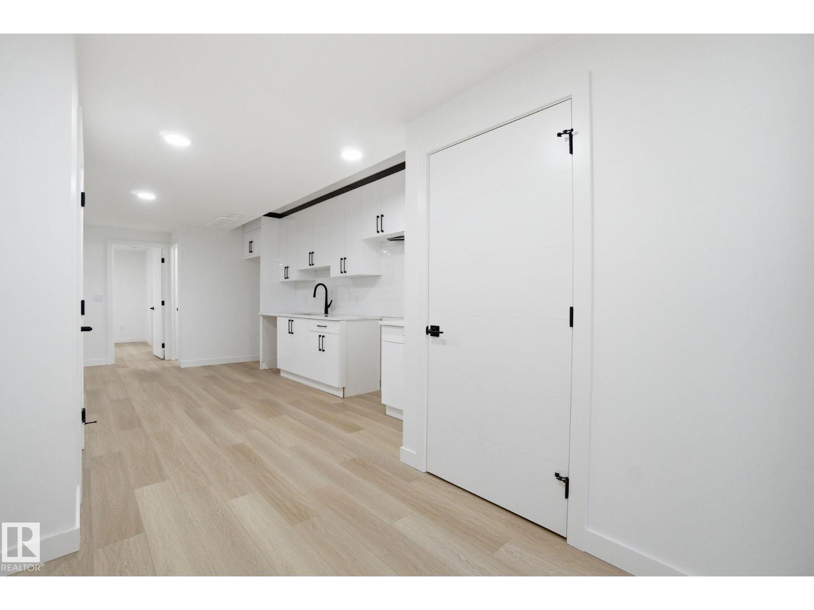 7605 92 AV NW - 42