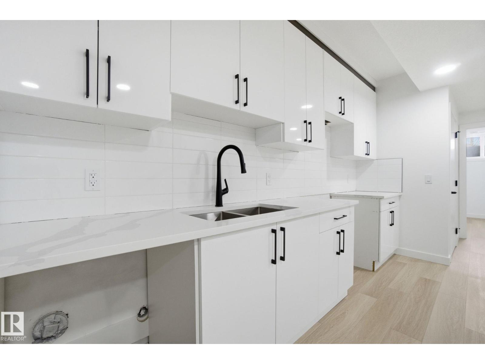 7605 92 AV NW - 49
