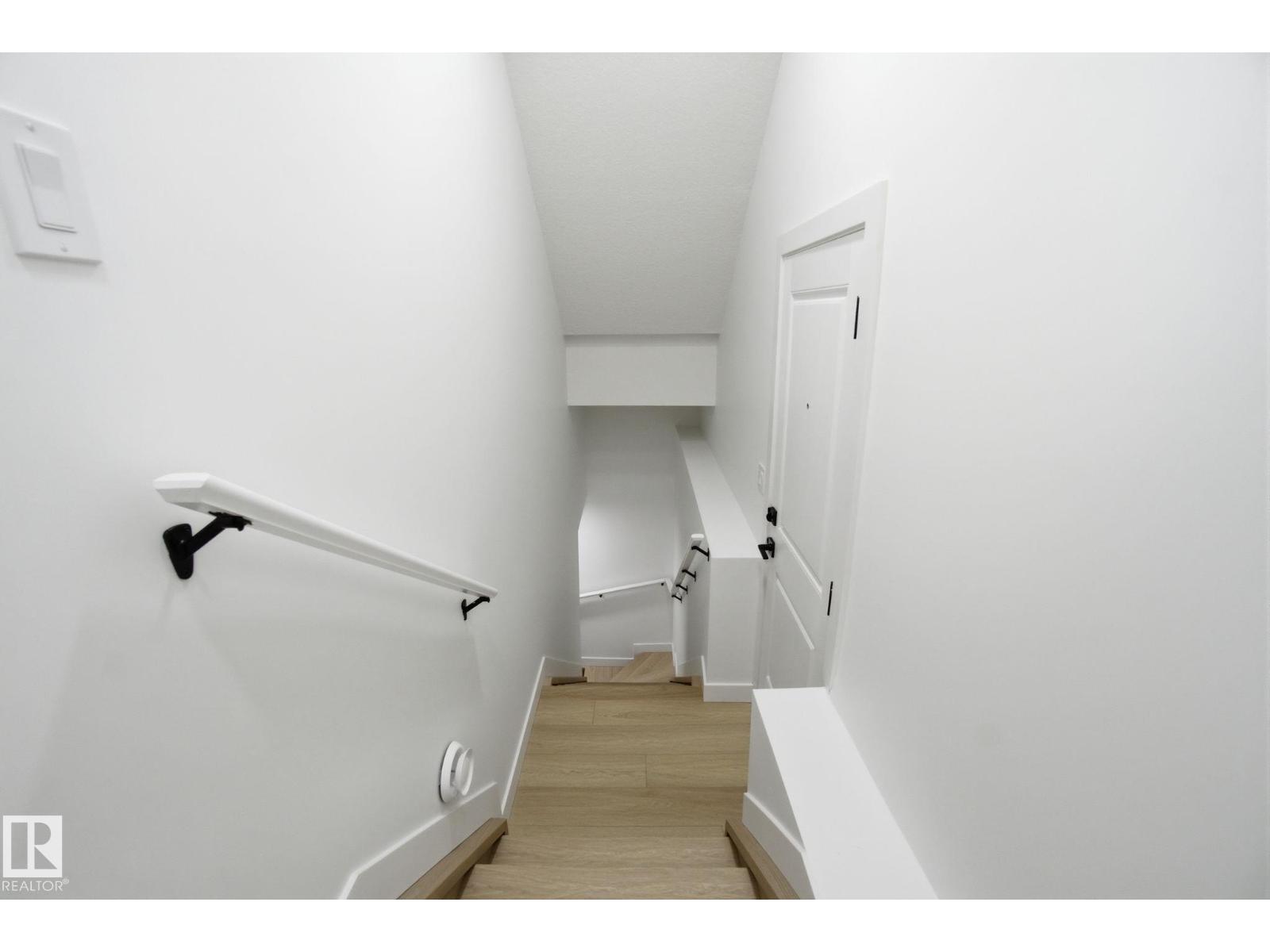 7605 92 AV NW - 41