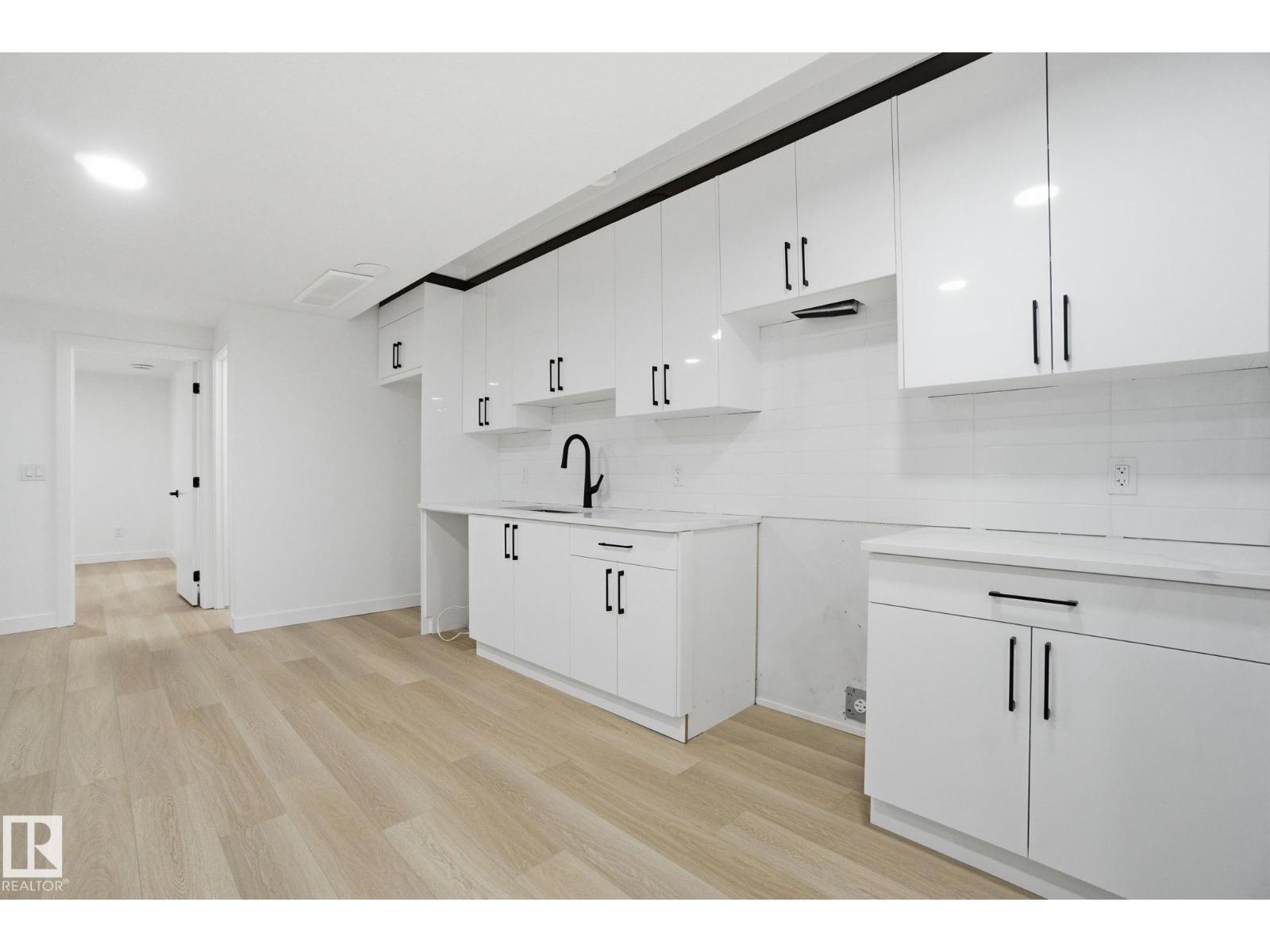 7605 92 AV NW - 47