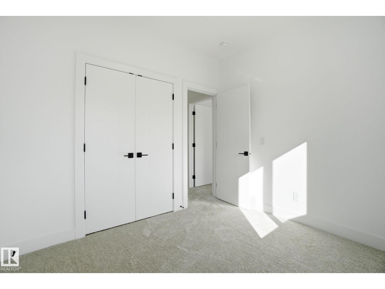 7605 92 AV NW - 32