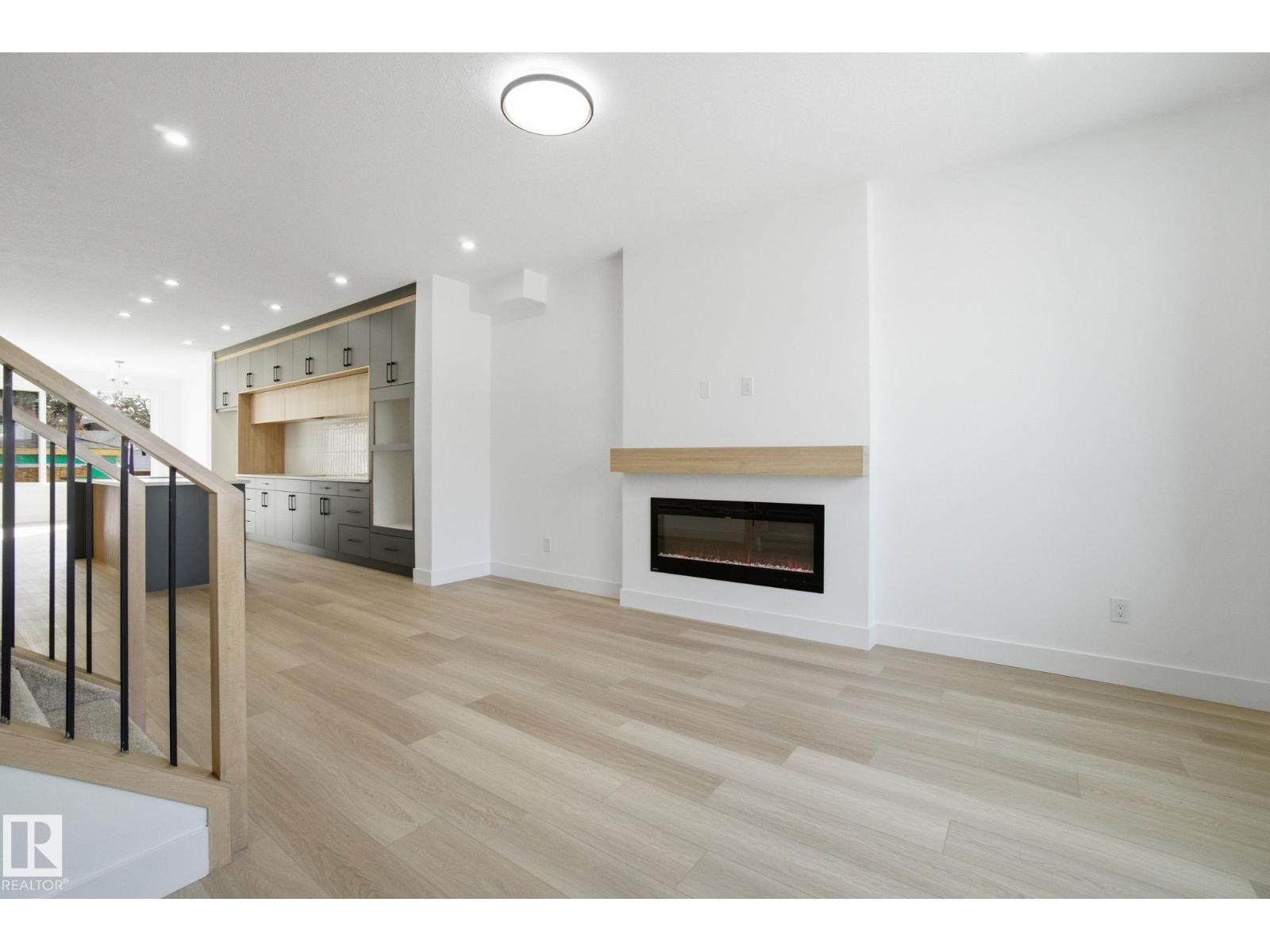 7605 92 AV NW - 7