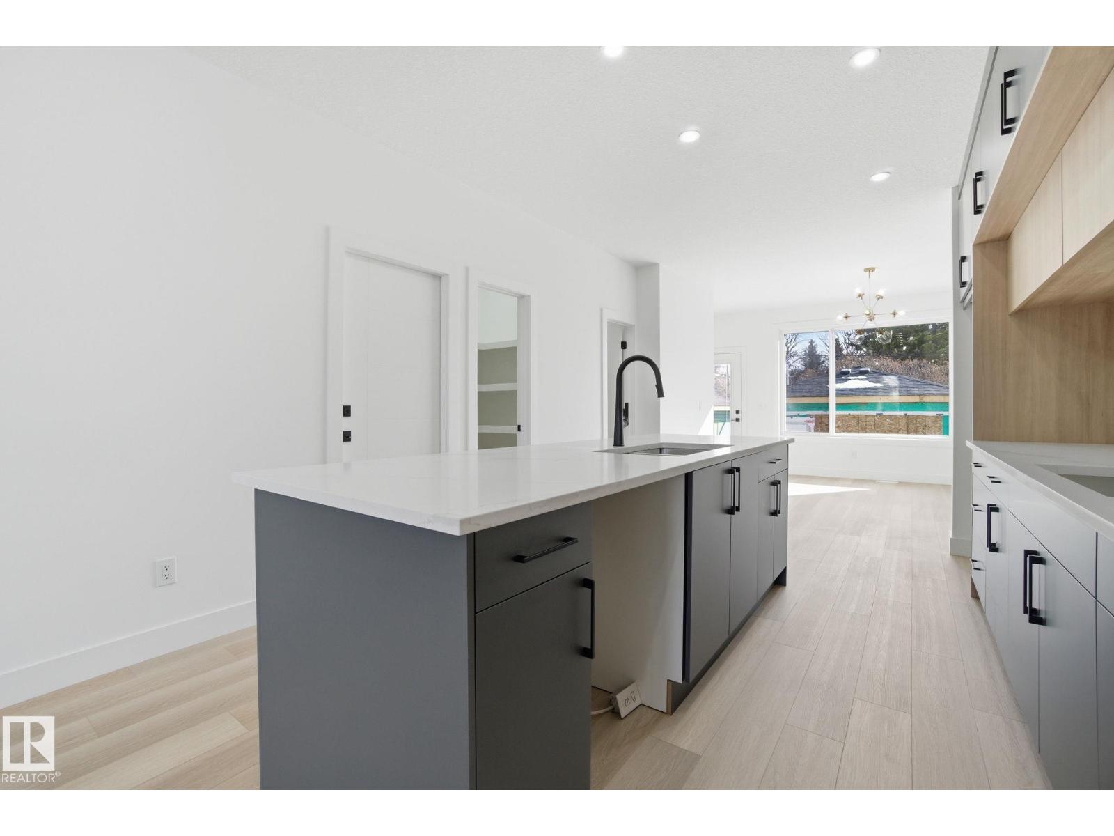 7605 92 AV NW - 13