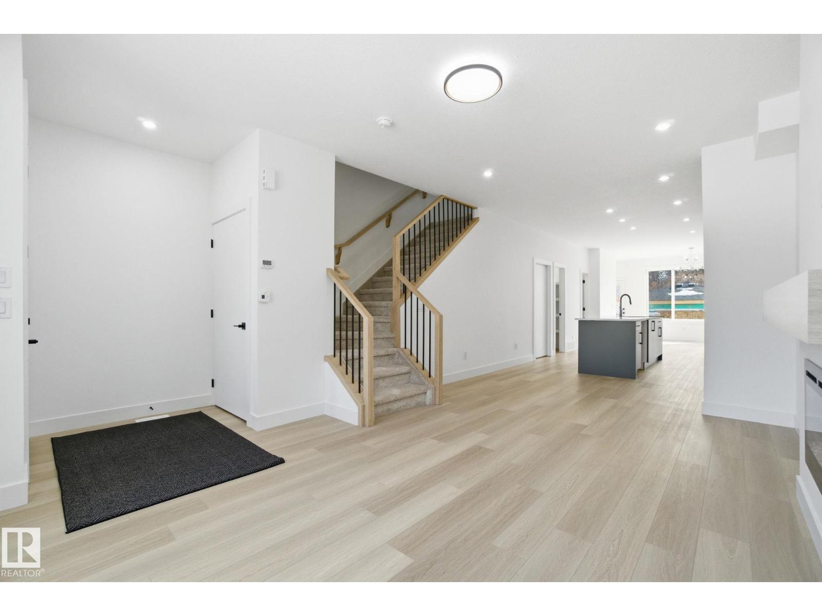7605 92 AV NW - 10