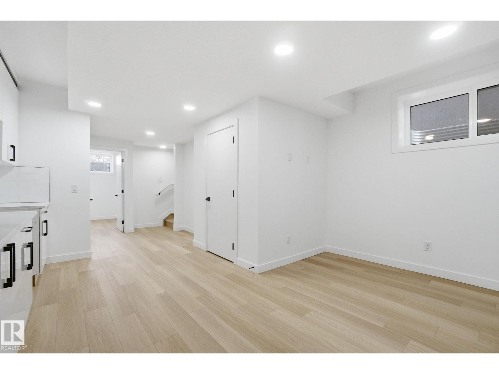 7605 92 AV NW - 50