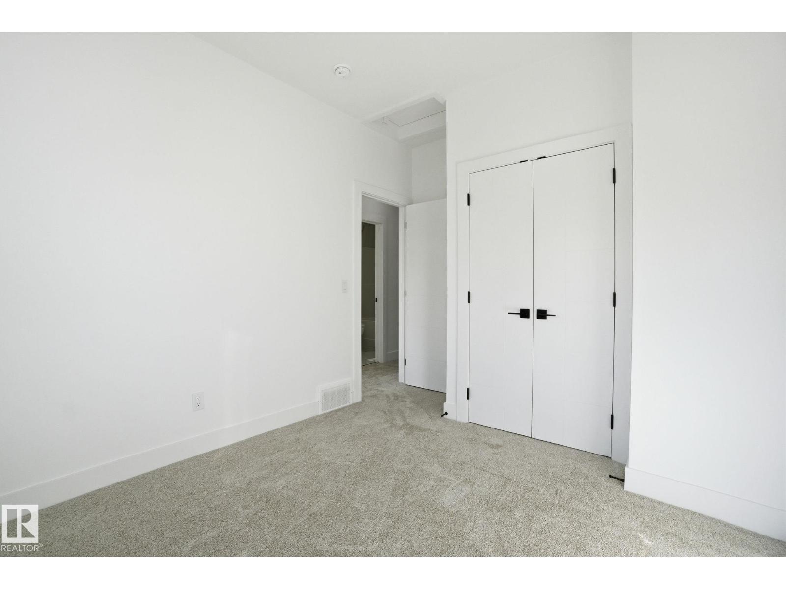 7605 92 AV NW - 28