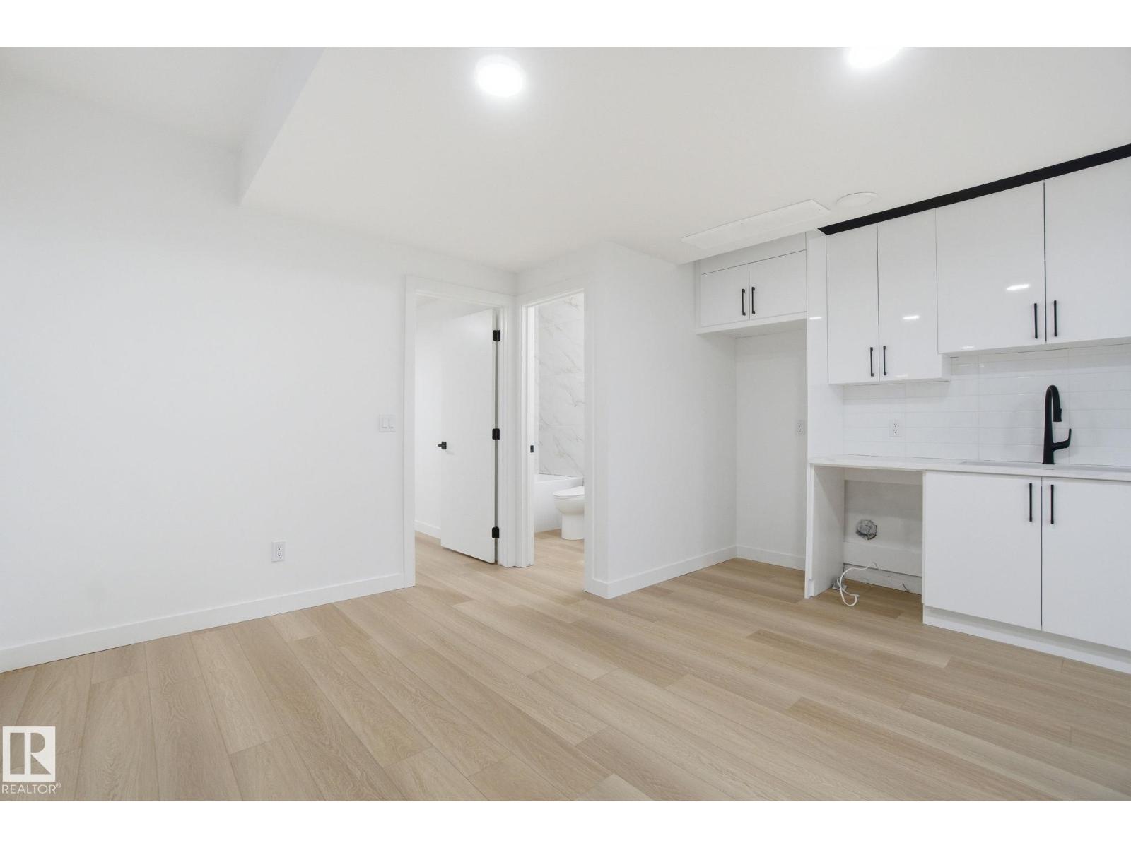 7605 92 AV NW - 52
