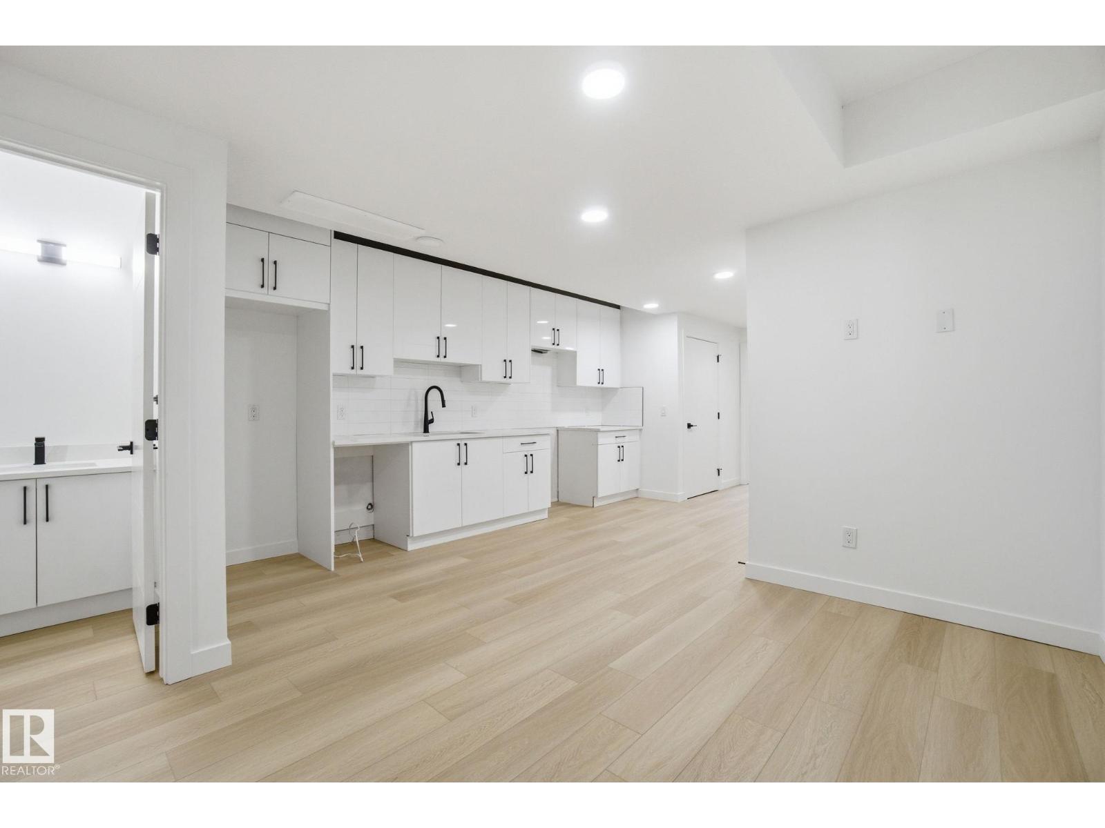 7605 92 AV NW - 53