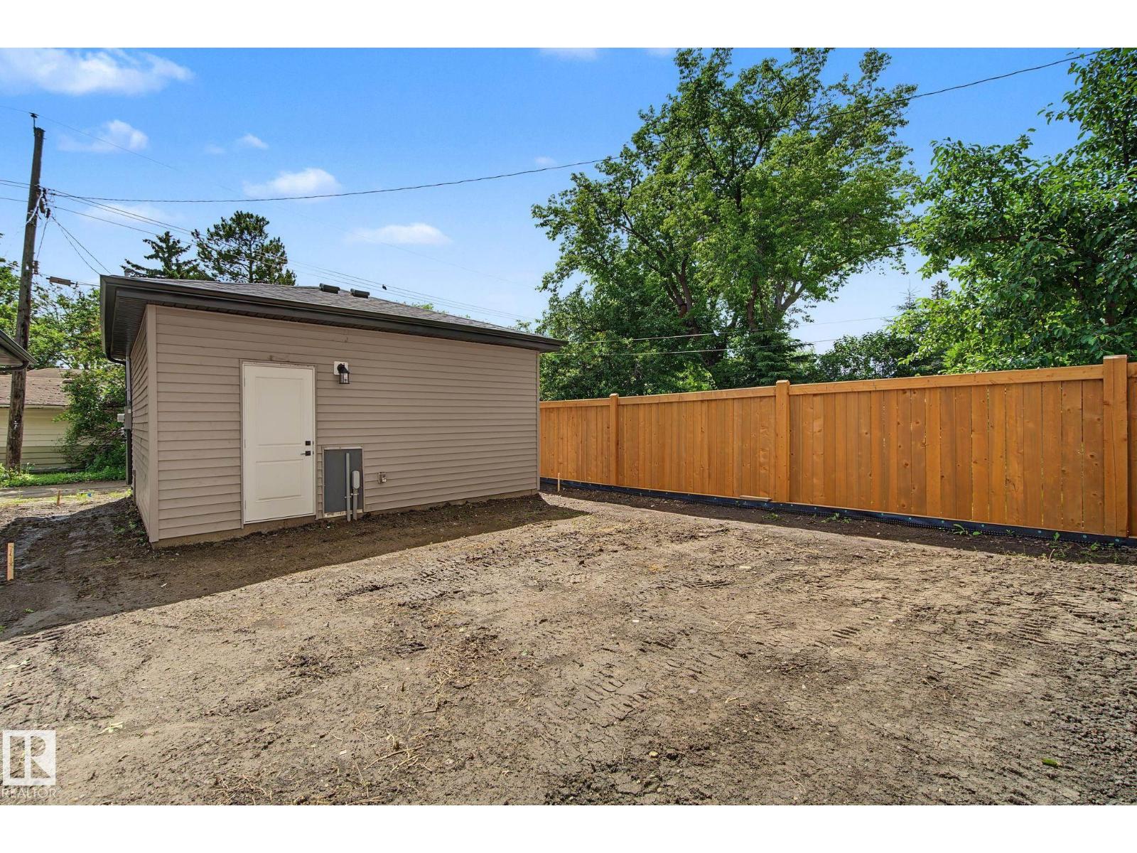 7605 92 AV NW - 60