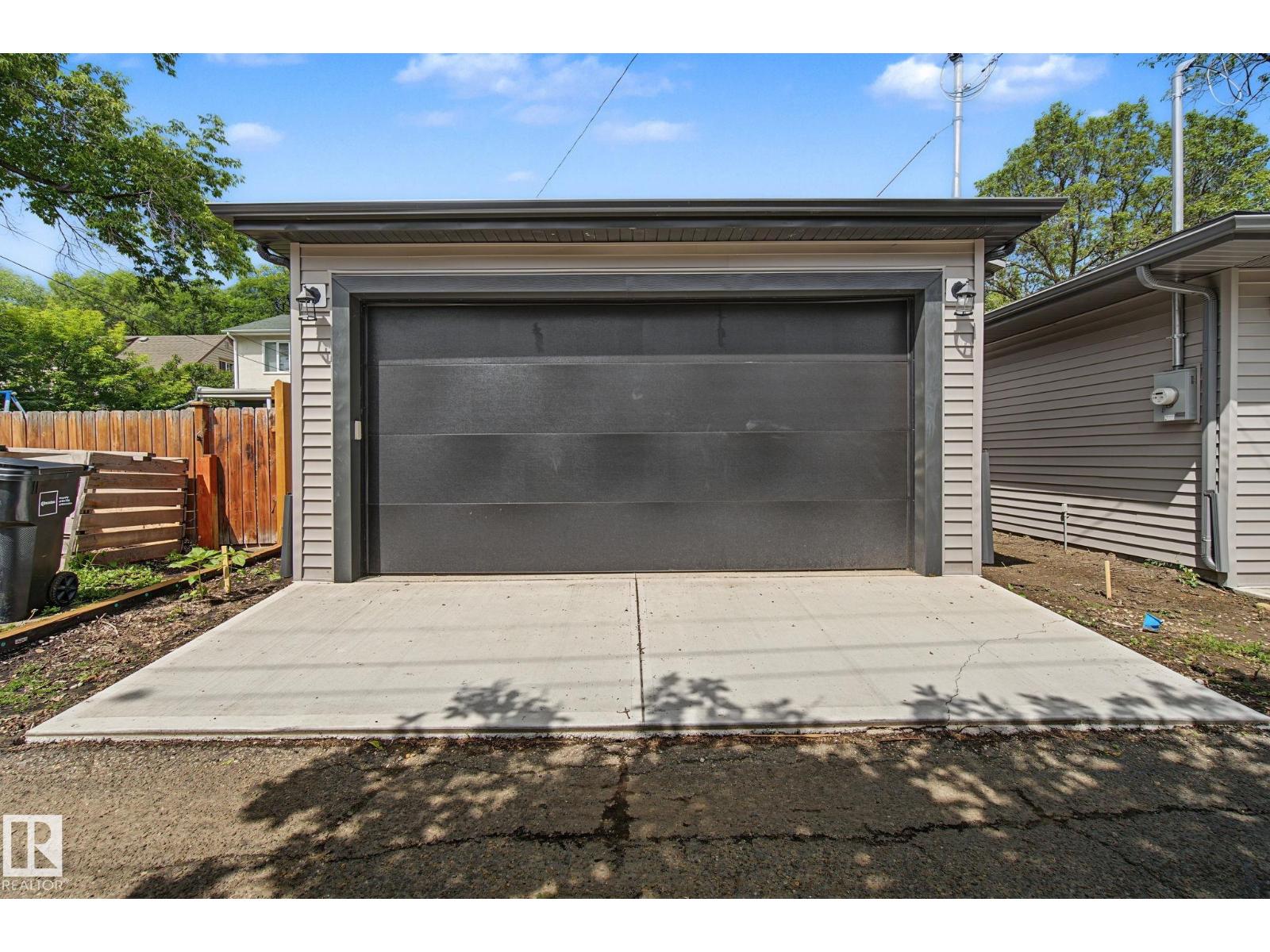 7605 92 AV NW - 63