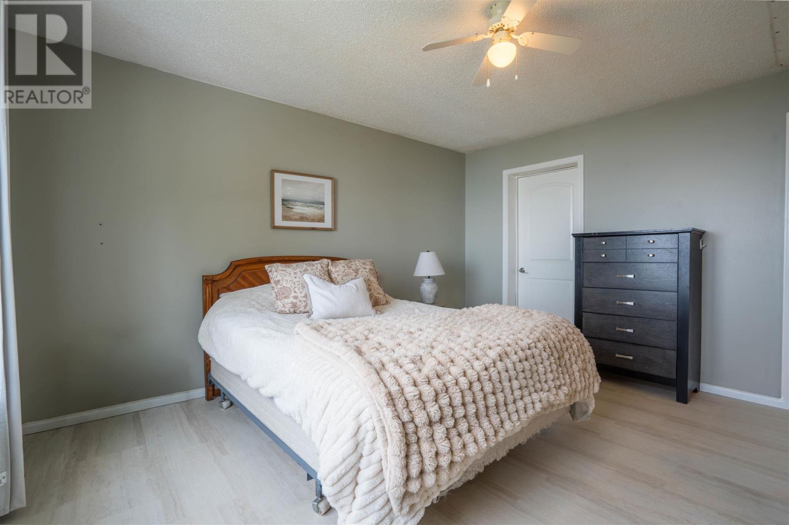 634 Lakeshore DR - 21