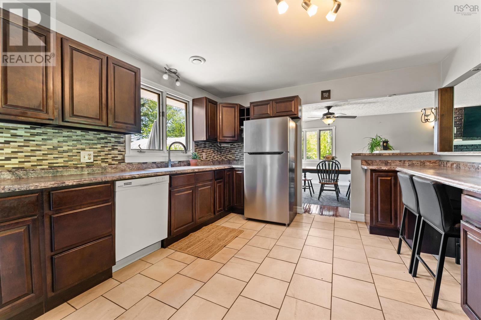 660 East Uniacke Road - 14