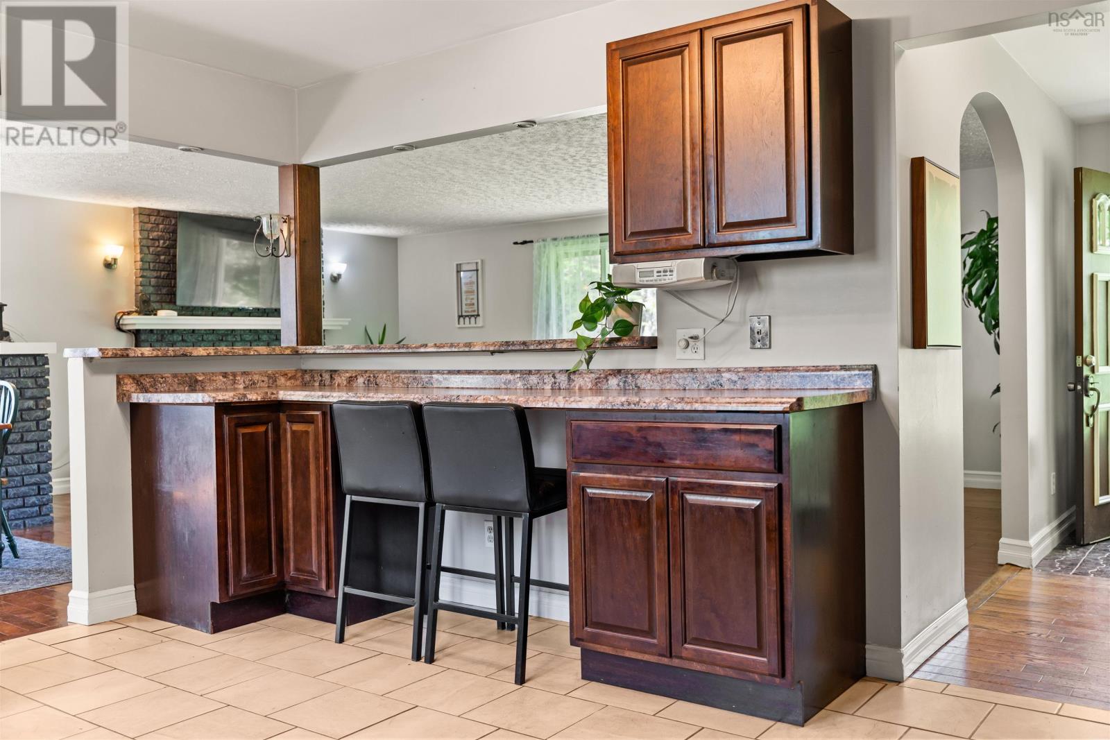 660 East Uniacke Road - 10