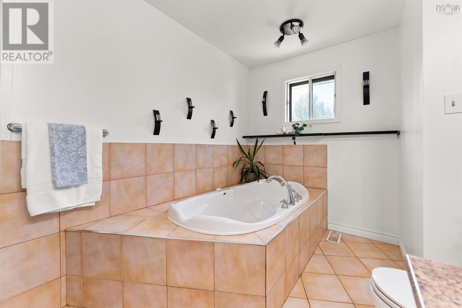 660 East Uniacke Road - 22