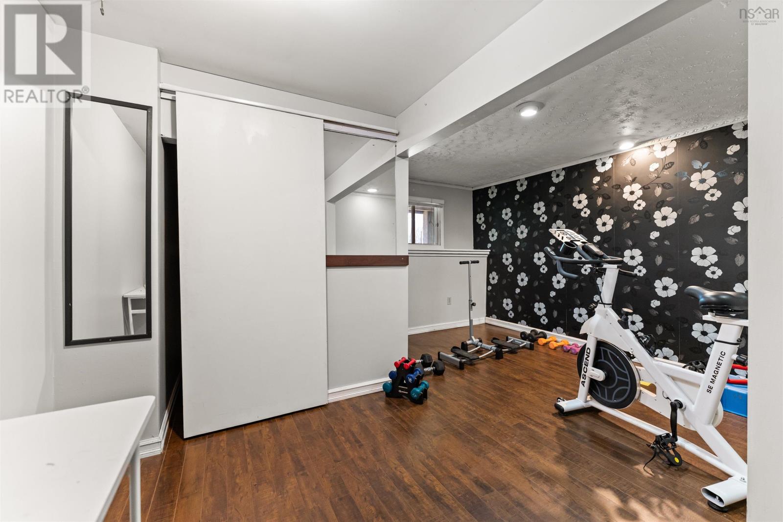 660 East Uniacke Road - 30