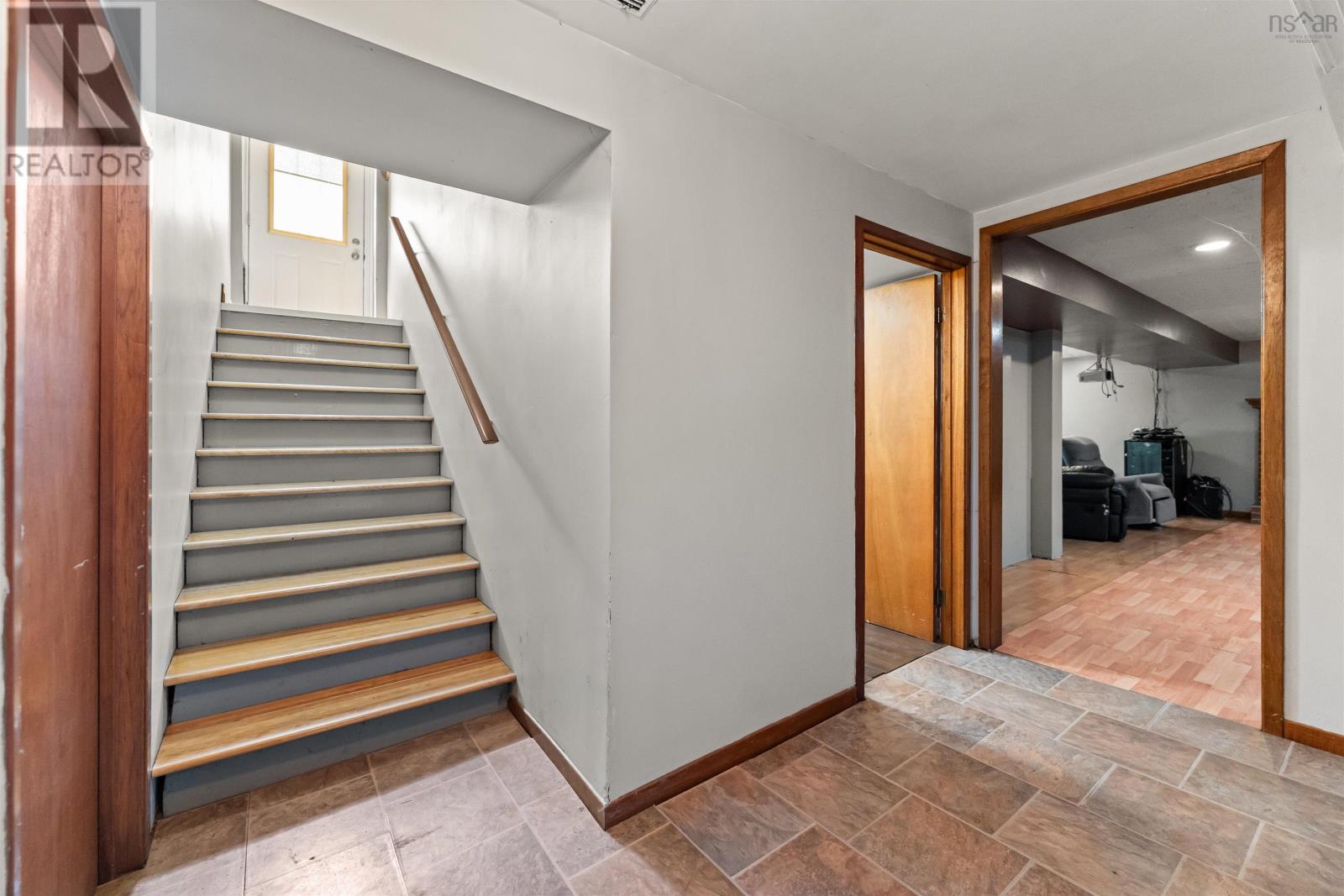 660 East Uniacke Road - 29