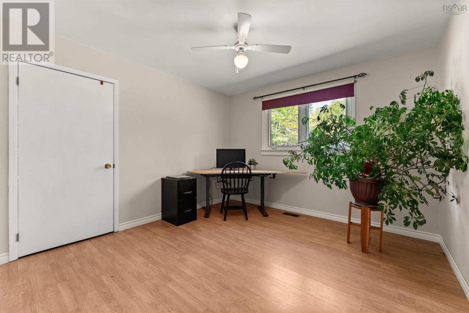 660 East Uniacke Road - 26
