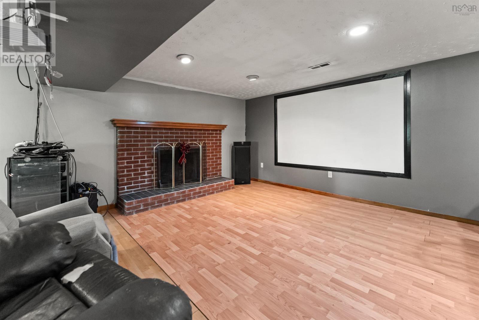 660 East Uniacke Road - 35