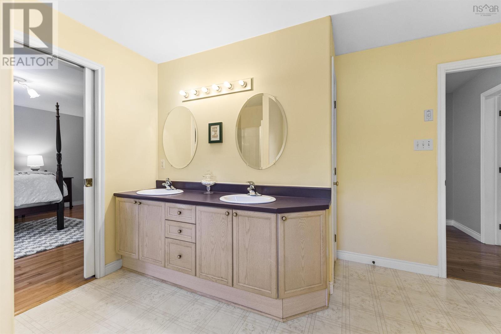 111 St George Boulevard - 35