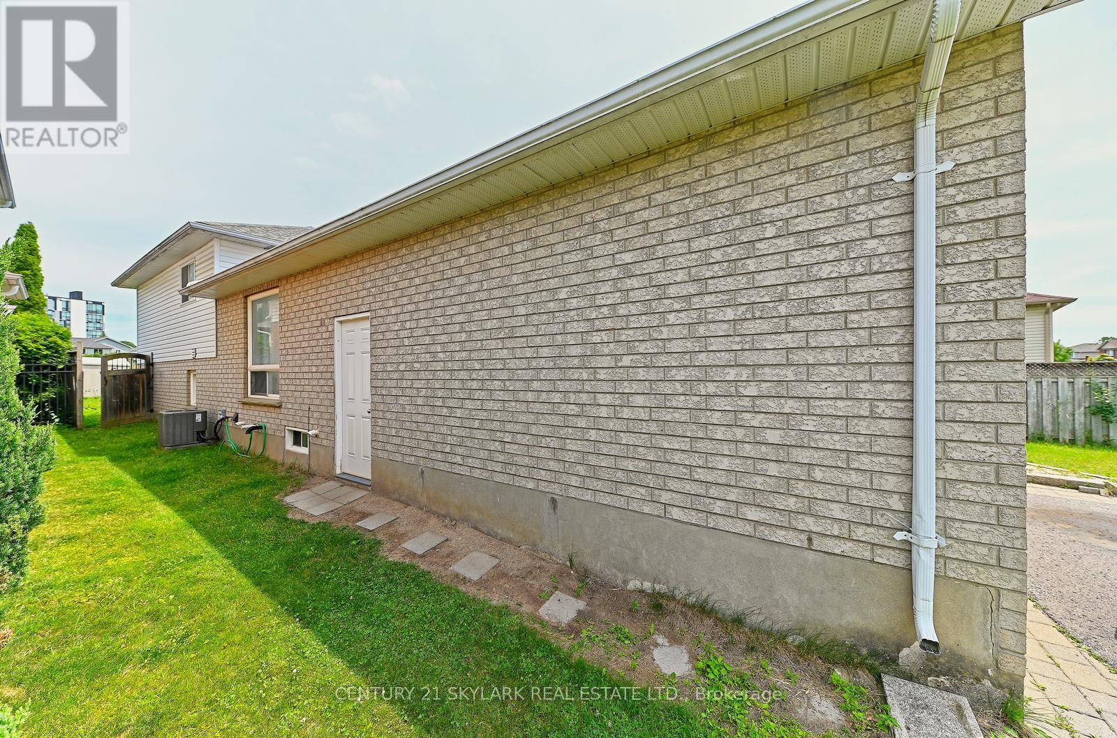 1922 DALHOUSIE CRESCENT - 37