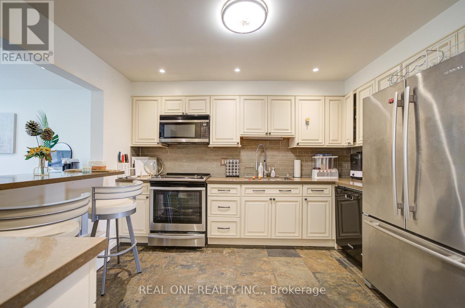 #30 1606 LANCASTER DRIVE - 11