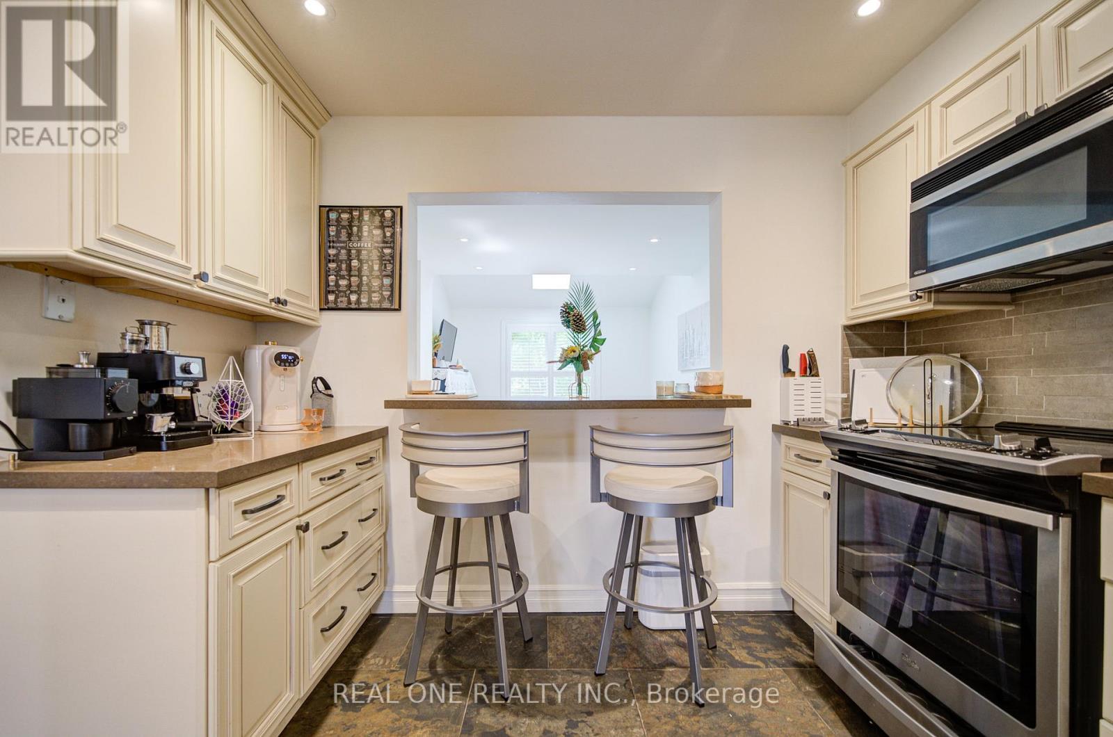 #30 1606 LANCASTER DRIVE - 13
