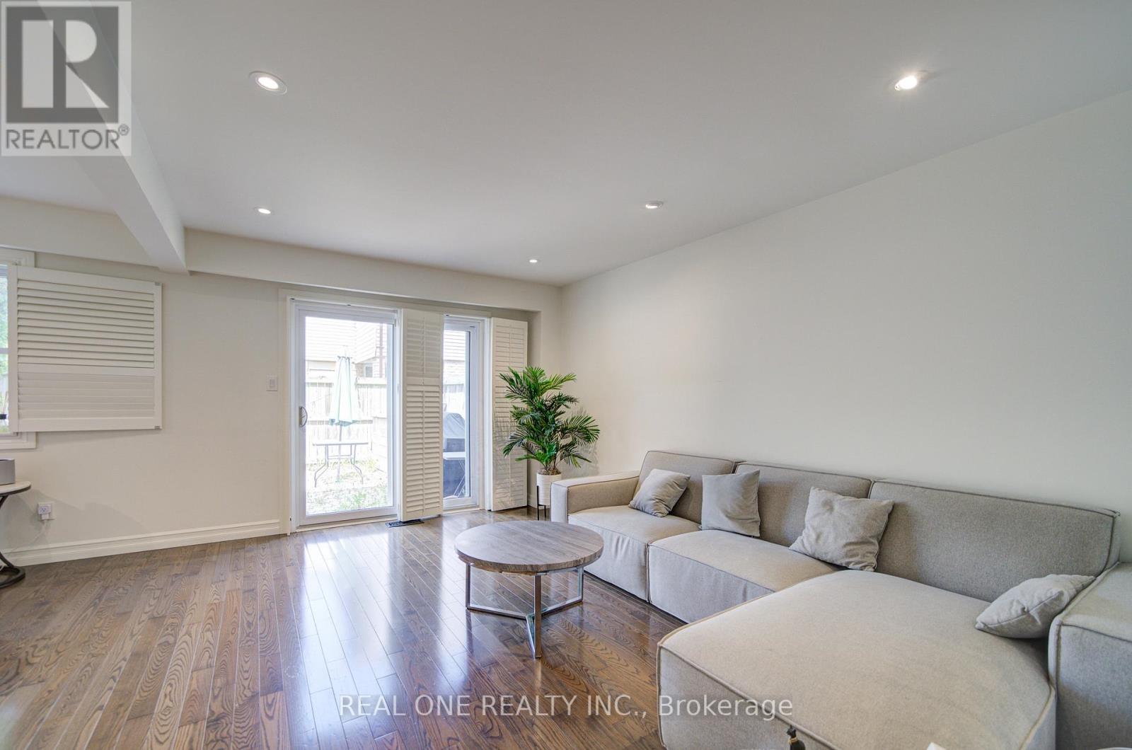 #30 1606 LANCASTER DRIVE - 15