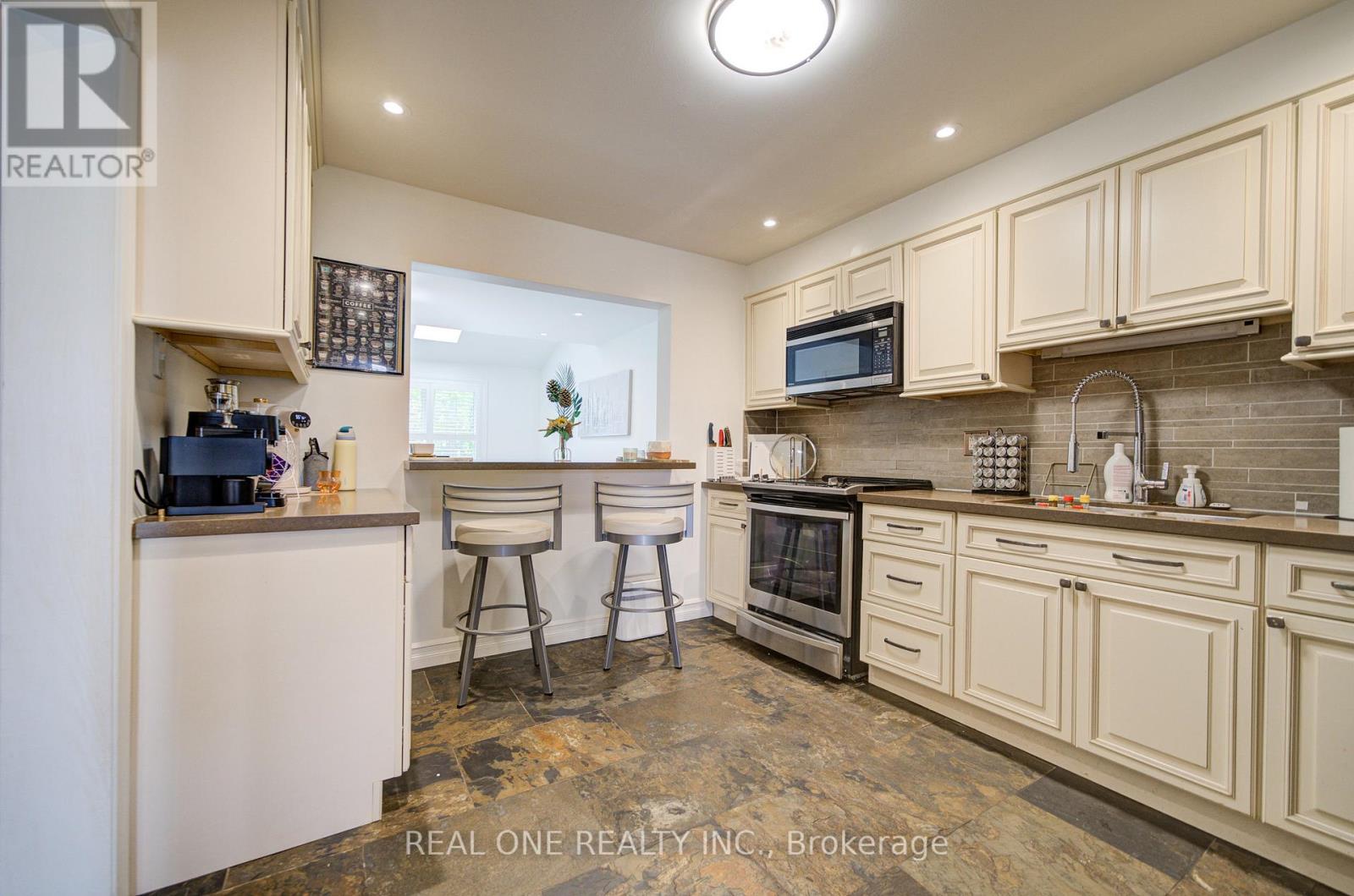 #30 1606 LANCASTER DRIVE - 10
